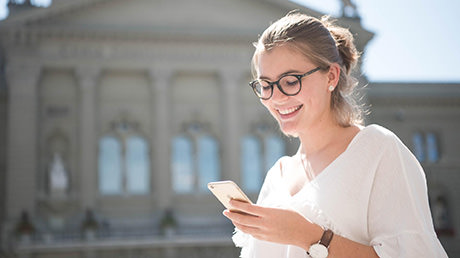 Frau mit Mobile in der Hand