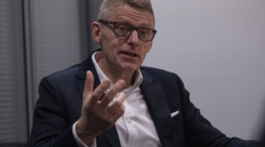 diskutierender-mann